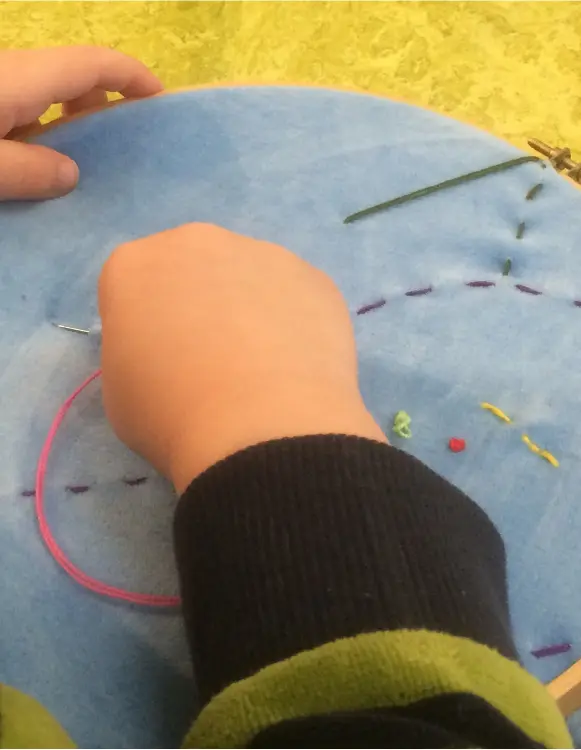 Brodera från början – kreativitet för alla åldrar i Teija Barnhand som broderar färgglada stygn – skaparglädje i tidig ålder